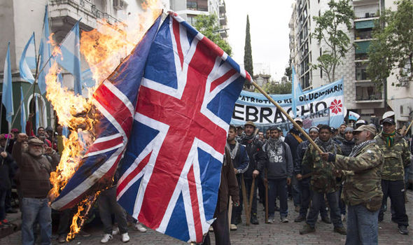 军事演习惹恼阿根廷 民众焚烧英国国旗