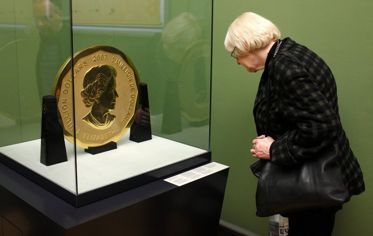 价值450万美元的世界最大金币被盗 