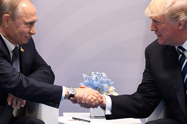 2017年7月7日，在德国汉堡，美国总统特朗普（右）与俄罗斯总统普京握手。