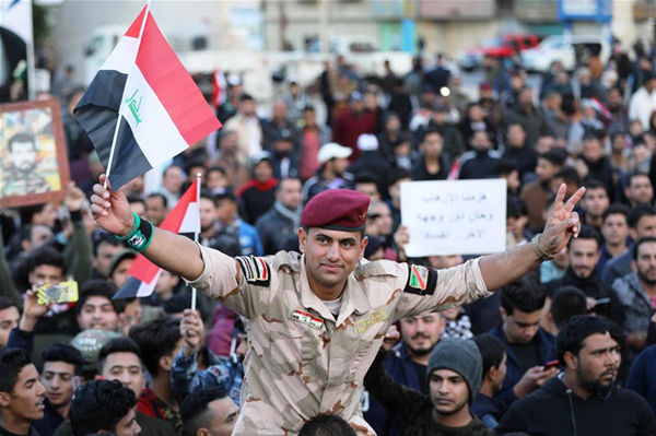 2017年12月10日，在伊拉克巴格达解放广场，人们集会庆祝击败“伊斯兰国”。