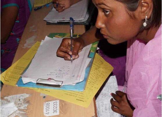 在印度一些偏远地区的考场，很多学生满身是“小抄”，女生们写在围巾上，男生们直接就放在裤子里